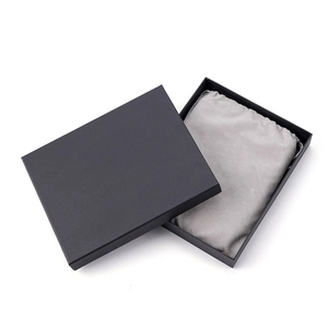 Caja de regalo negra mate y bolsa de terciopelo gris claro para fundas de cuadernos