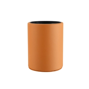 Nahaufnahme eines premium orange-braunen Leder-Stifthalters mit schwarzem Innenfutter