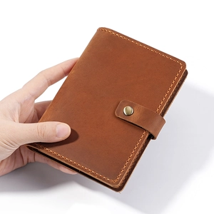 Protège-passeport vintage en cuir crazy horse marron avec surpiqûres orange et fermoir