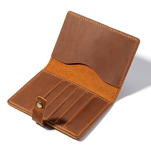 Portefeuille passeport vintage en cuir crazy horse avec fentes cartes et fermoir pression