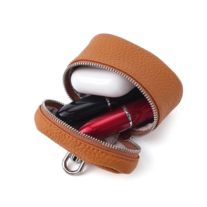 Mini borsa da collo in pelle marrone per rossetto e auricolari con clip argento