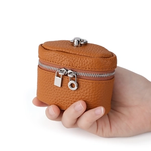 Mini borsa per rossetto in pelle martellata caramello con cerniera argentata