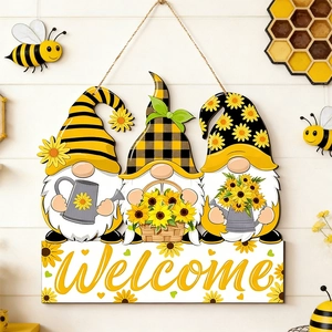 Détail d'une plaque de bienvenue en bois avec nains, tournesols et corde de chanvre