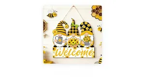 Détail d'un panneau de bienvenue gnome en bois avec abeilles et tournesols sur corde