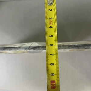 Mesure de l'épaisseur de 0,5 cm de la plaque décorative rustique en bois d'abeille 2D