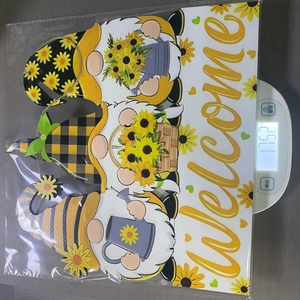 Trois pendentifs nains en bois avec texte Welcome sur balance affichant un poids de 115,2g