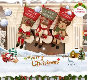 Dettaglio delle calze natalizie 3D con Babbo Natale, pupazzo di neve, renna e ricami