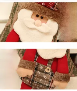 Dettaglio della calza di Babbo Natale in maglia rossa con bottoni in legno