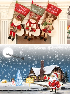 Dettaglio di tre calze di Natale 3D con Babbo Natale, pupazzo di neve e renna appese al camino