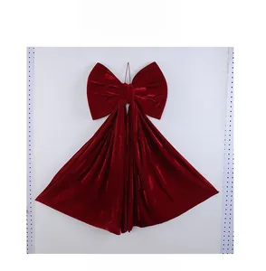 Détail du grand nœud décoratif en velours rouge suspendu pour une ambiance festive