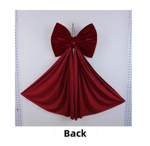 Vue arrière d'un grand nœud décoratif en velours rouge avec de longs rubans de fête