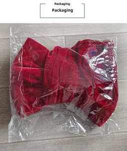 Vue détaillée d'un grand nœud décoratif en velours bordeaux dans son emballage plastique
