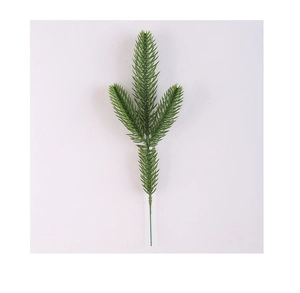 Détail d'une branche de pin artificielle à trois pointes pour décoration de Noël