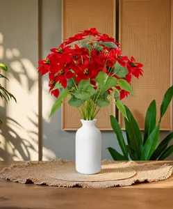 Detail van rood kunstmatig kerstster-boeket in een witte vaas voor decoratie
