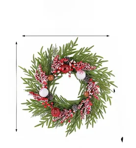 55cm Weihnachts-Kranz mit roten Beeren, Tannenzapfen und festlichem Baumschmuck