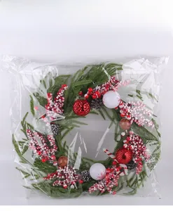 Detailansicht eines Weihnachtskranzes mit Tannenzapfen, Beeren und Zuckerstangen verpackt