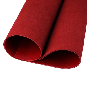 Primer plano de cuero sintético rojo oscuro con textura mate suave para manualidades