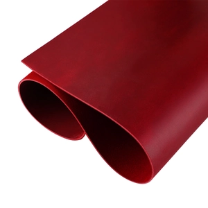 Detalle macro de cuero rojo oscuro que muestra la textura gruesa y la superficie de grano mate