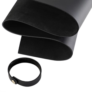 Vista macro de cuero negro flexible con textura mate y detalle de cierre metálico plateado
