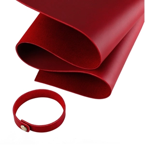 Detalle macro de la textura de la pulsera de cuero rojo oscuro con cierre de presión
