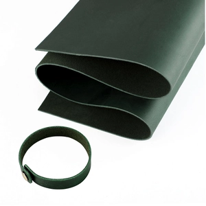 Vista detallada de material de cuero verde oscuro con textura mate y botón a presión metálico