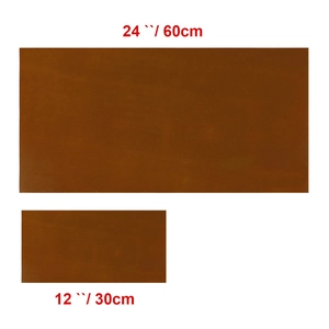Tapetes de escritorio de cuero marrón de 60 cm y 30 cm sobre un fondo blanco