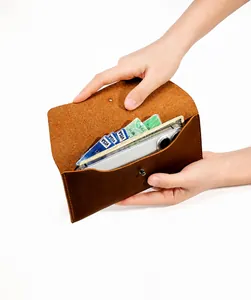 Vue détaillée montrant la grande capacité pour téléphone et cartes du portefeuille en cuir