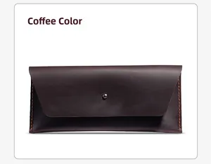 Detail der kaffeebraunen Ledergeldbörse mit orangen Kontrastnähten und Druckknopfverschluss