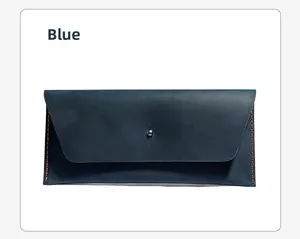Detailansicht der blauen Leder-Umschlagkupplung mit orangefarbenen Handnähten