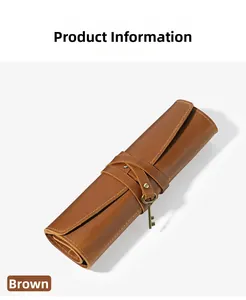 Dettaglio macro dell'astuccio arrotolabile in pelle marrone con ciondolo a chiave