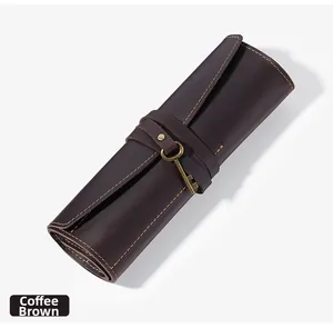 Dettaglio astuccio arrotolabile in pelle crazy horse marrone caffè con chiusura a chiave