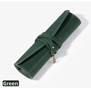 Dettaglio dell'astuccio in pelle verde crazy horse con fibbia in bronzo e cuciture