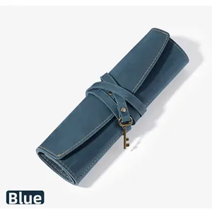 Dettaglio dell'astuccio arrotolabile in pelle blu con ciondolo a chiave vintage
