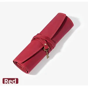 Dettaglio dell'astuccio arrotolabile in pelle crazy horse rossa con chiusura a chiave vintage