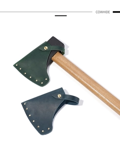 Dettaglio del fodero per ascia in pelle bovina con rivetti metallici e chiusura a fibbia