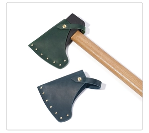 Dettaglio custodia per ascia in pelle con rivetti metallici e chiusura a scatto