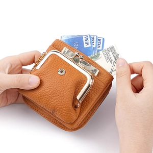 Portamonete in pelle marrone con chiusura a scatto retrò e scomparti per carte di credito