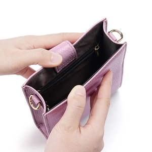 Bolso vertical de cuero lavanda para móvil con interior espacioso y detalles dorados