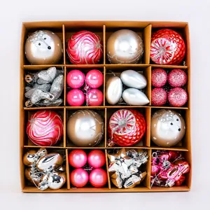 Detailweergave van kerstballenset met ster- en beervormen in een geruite geschenkdoos