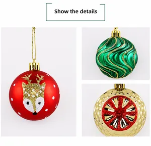 Detailweergave van kerstballen met glitterrendieren en golvende goudlijnpatronen