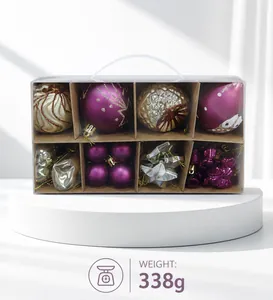 Detailweergave van kerstballenset in geschenkdoos op weegschaal met gewicht van 338g