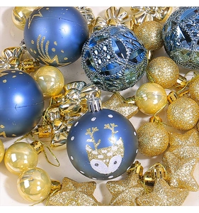 Detalle de adornos navideños de lujo con motivos de ciervos azules y estrellas doradas