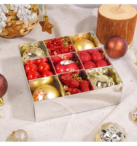 Detalle de bolas de Navidad rojas y doradas con purpurina en una caja de regalo