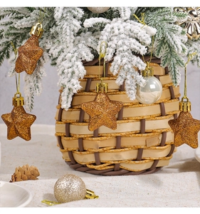 Detalle de estrella de purpurina y bolas de Navidad colgadas en rama de pino nevada