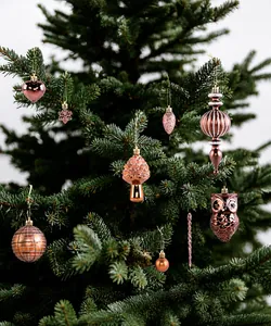 Détails d'ornements de Noël en cuivre et or rose suspendus à un sapin de fête