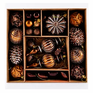 Coffret de boules de Noël bronze avec diverses textures et formes de pommes de pin