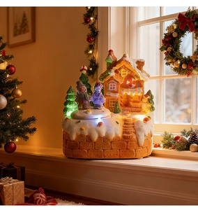 Λεπτομέρεια από το μουσικό κουτί LED gingerbread με περιστρεφόμενη βάση και δέντρο
