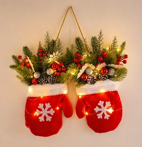 Vue détaillée d'un gant de Noël rouge avec lumières LED, pommes de pin et baies rouges