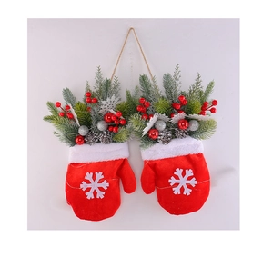 Detail van rode kerstwanten van fluweel met dennenappels, bessen en ornamenten