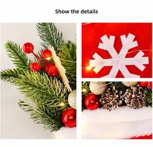 Détail d'une couronne de Noël avec baies rouges, pommes de pin et micro LED chaudes